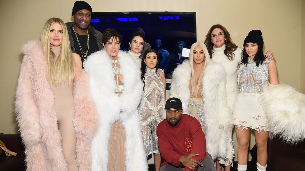 Kardashian ve Jenner ailesi. Soldan sağa: Khloe Kardashian, Lamar Odom, Kris Jenner, Kendall Jenner, Kourtney Kardashian, Kanye West, Kim Kardashian, Caitlin Jenner ve Kylie Jenner.