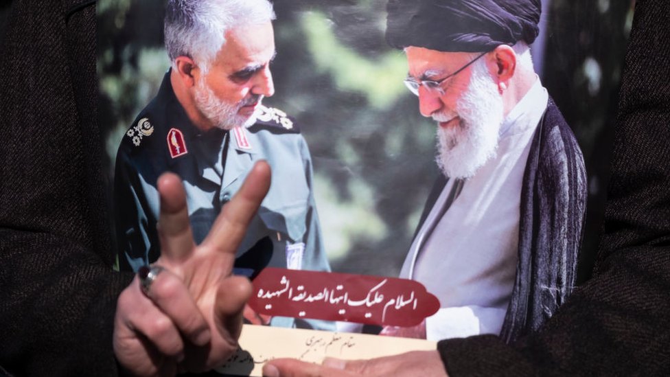 صورة للمرشد الأعلى الإيراني على خامنئي والقائد العسكري قاسم سليماني