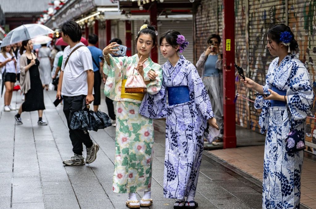 三位身著和服的日本女性