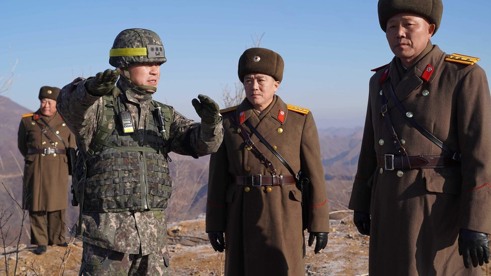 Soldados norcoreanos y surcoreanos en la frontera entre ambos países