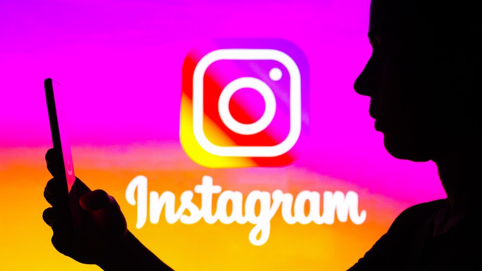 Instagram U-turns on TikTok-style revamp - BBC News
