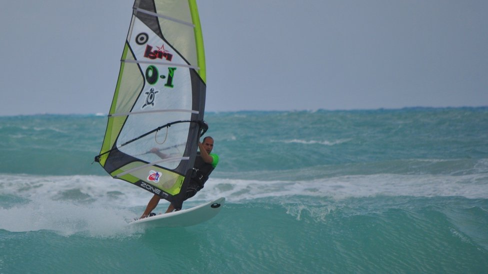 Elián López haciendo windsurf