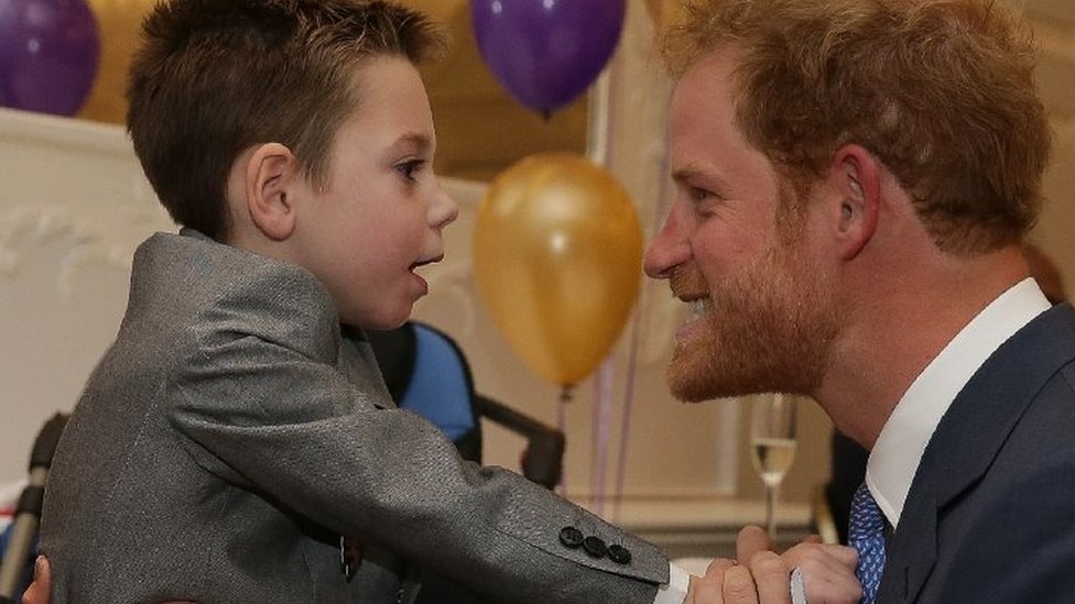 Принц Гарри приветствовал победителя премии Inspirational Child Award Олли Кэрролла на церемонии вручения награды WellChild Awards в Лондоне в октябре
