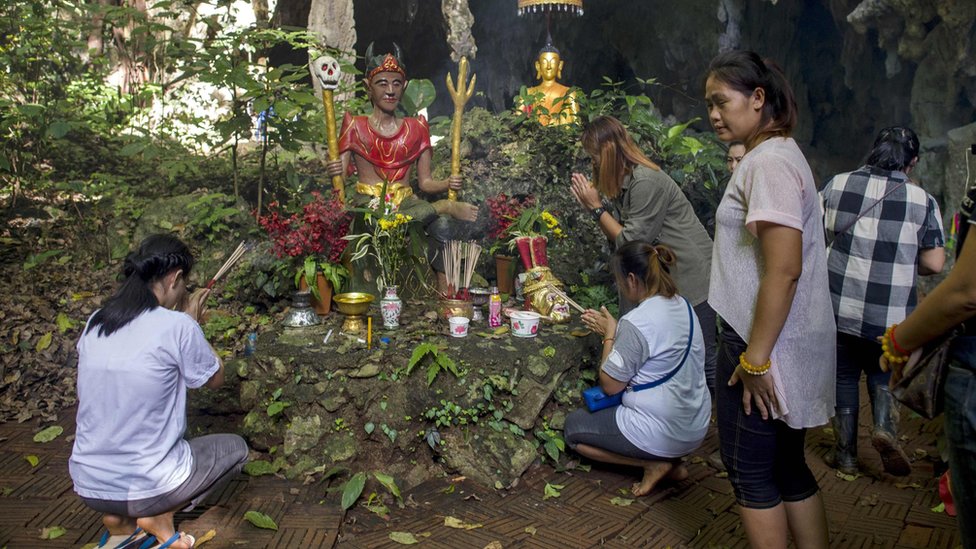Familiares de los niños colocaron altares cerca de la entrada de la cueva en Tailandia.
