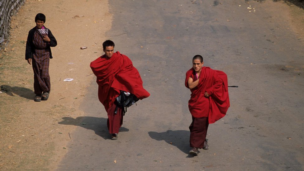 Monjes tibetanos en la calle.
