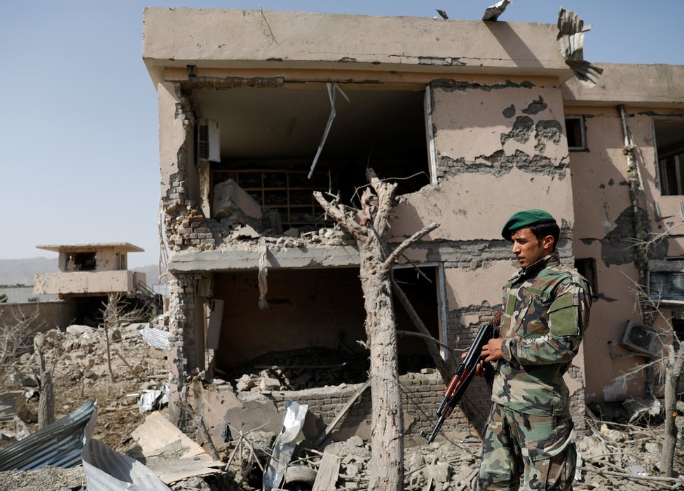 Офицер Афганской национальной армии осматривает здание, разрушенное в результате взрыва