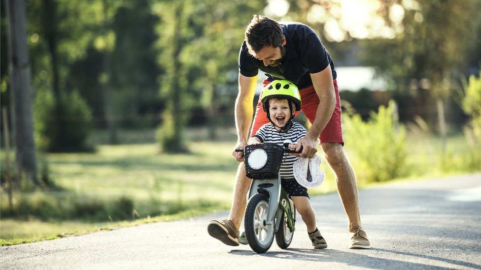 Niño aprendiendo a andar en bicicleta