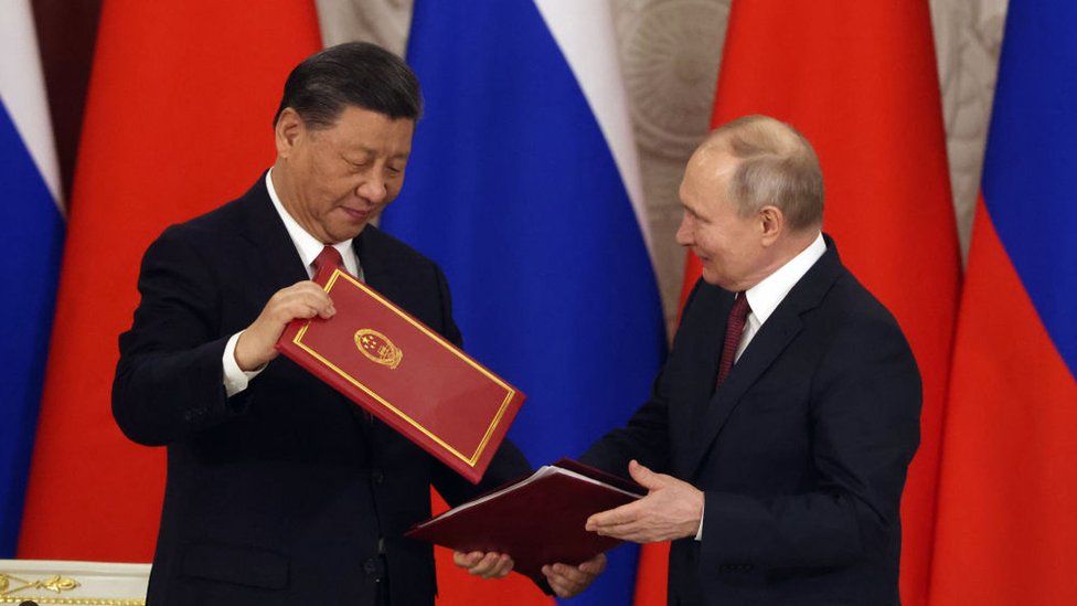 الرئيسان الروسي فلاديمير بوتين والصيني شي جينبينغ يتصافحان في الكرملين، 21 مارس/آذار 2023
