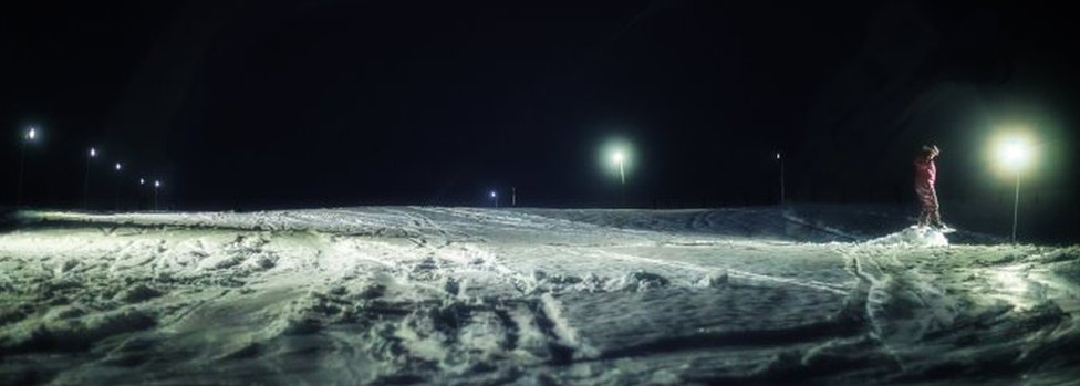 Ночные снежные виды спорта в лыжном клубе Lowther Hills
