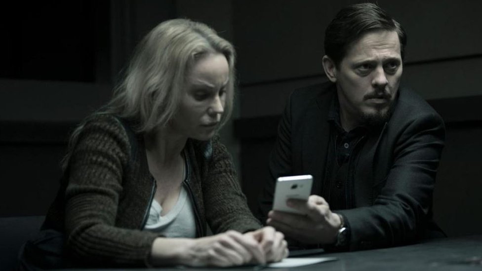La detective sueca, Saga Norén, y su compañero de la policía danesa, Henrik Sabroe, en un momento de la serie The Bridge.