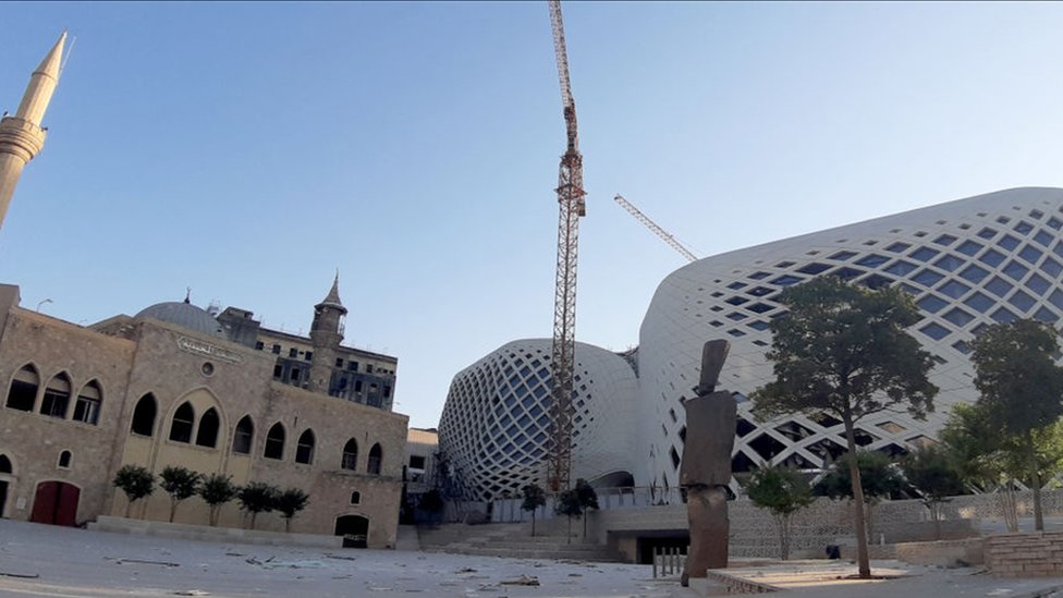Фасад нового коммерческого комплекса в Бейруте, спроектированный покойным британско-иракским архитектором Захой Хадид. Слева - мечеть Маджидия в столице Ливана. 5 августа 2020