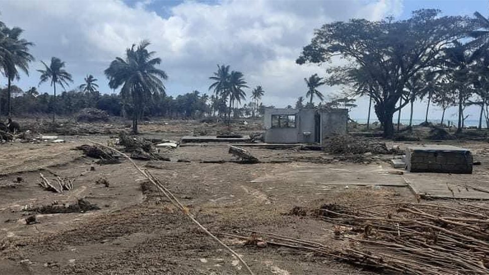 Imagen muestra los escombros de una casa en una de las islas de Tonga
