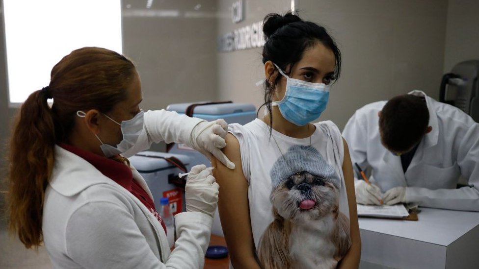 Una joven en Venezuela recibe una vacuna contra covid-19