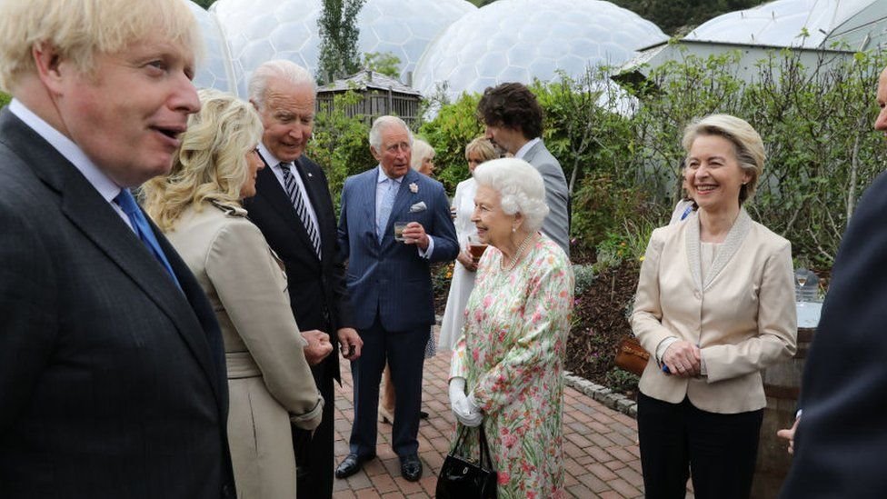 Kraliçe II. Elizabeth, Biden çiftiyle G7 zirvesinde Eden Projesi kapsamında verilen bir resepsiyonda tanıştı.