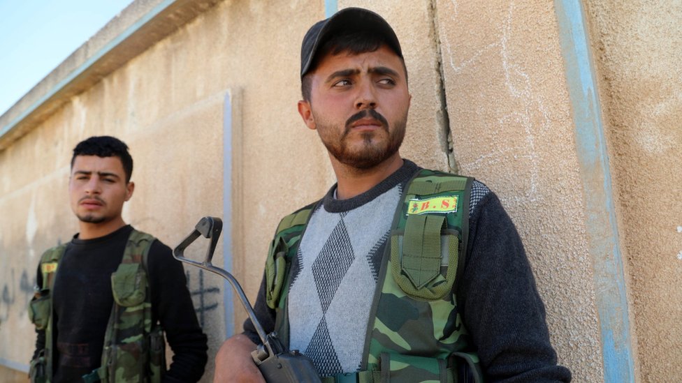 Боевики Сирийских демократических сил занимают позиции в Рас-эль-Айне 10 октября 2019 г.
