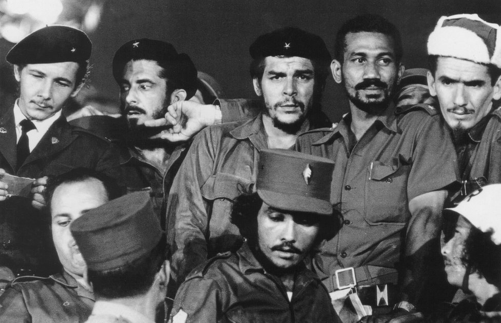 En 1959, de izquierda a derecha, los comandantes Raúl Castro, Antonio Núñez Jímenez, Ernesto Gue Guevara, Juan Almeida y Ramiro Valdés en La Habana durante el primer año de la revolución cubana.