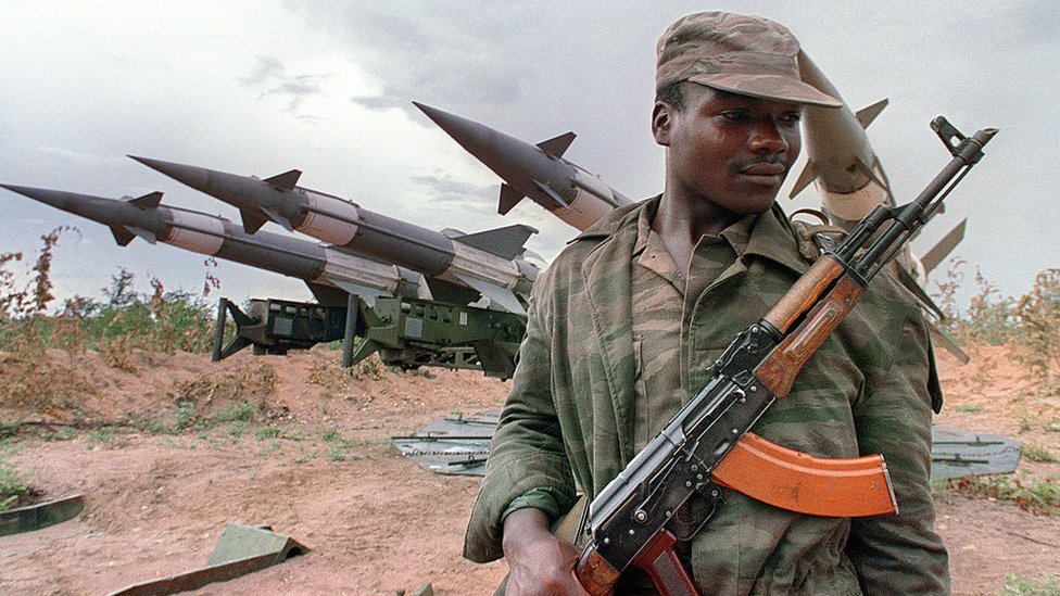 Soldado angoleño con armamento soviético.