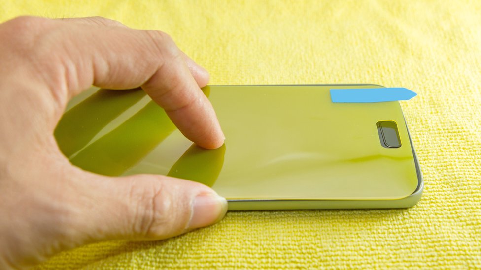 Los expertos señalan que los protectores de pantalla solo sirven para evitar los rasguños, pero no para que se rompa la pantalla. protector