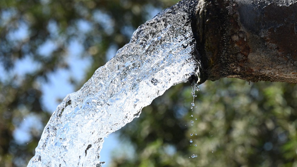 Agua llenando una cisterna para regar cultivos en California en 2021 debido a la sequía