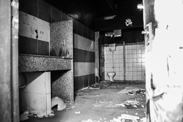 Banheiro da boate destruído