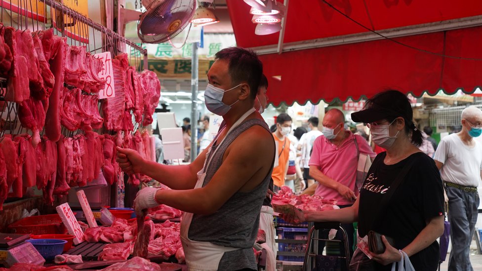 香港衛生官員呼籲當人公眾減少到菜市場，降低傳播和感染病毒的機會。
