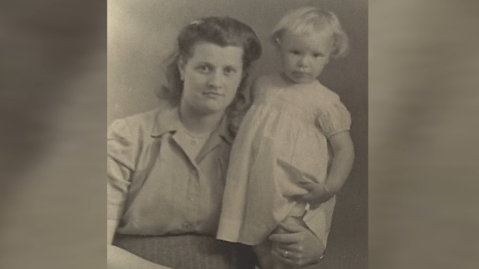 Полин в детстве со своей мамой Олив Лебрен