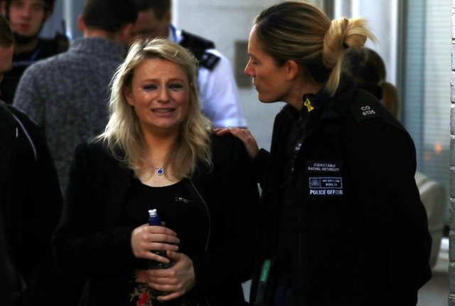 Los pasajeros huyeron despavoridos del metro y algunos tuvieron que ser atendidos por ataques de pánico. Mujer en pánico atendida por la policía