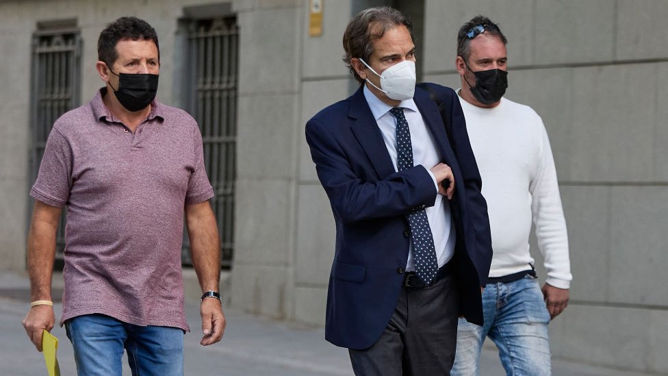 Juan Padín y Eduardo Rial junto a uno de sus abogados a su llegada ante la Audiencia Nacional el pasado 6 de junio.