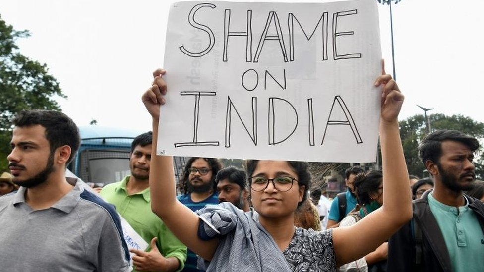 Студенты и активисты держат плакаты во время акции протеста в Бангалоре