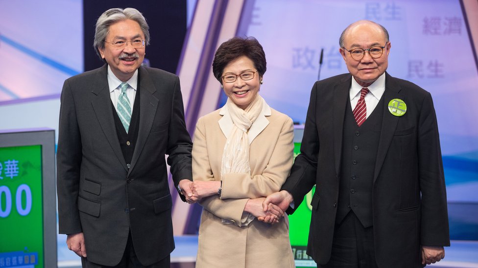 曾俊華（左）、林鄭月娥（中）與胡國興（右）在電視辯論現場（14/3/2017）