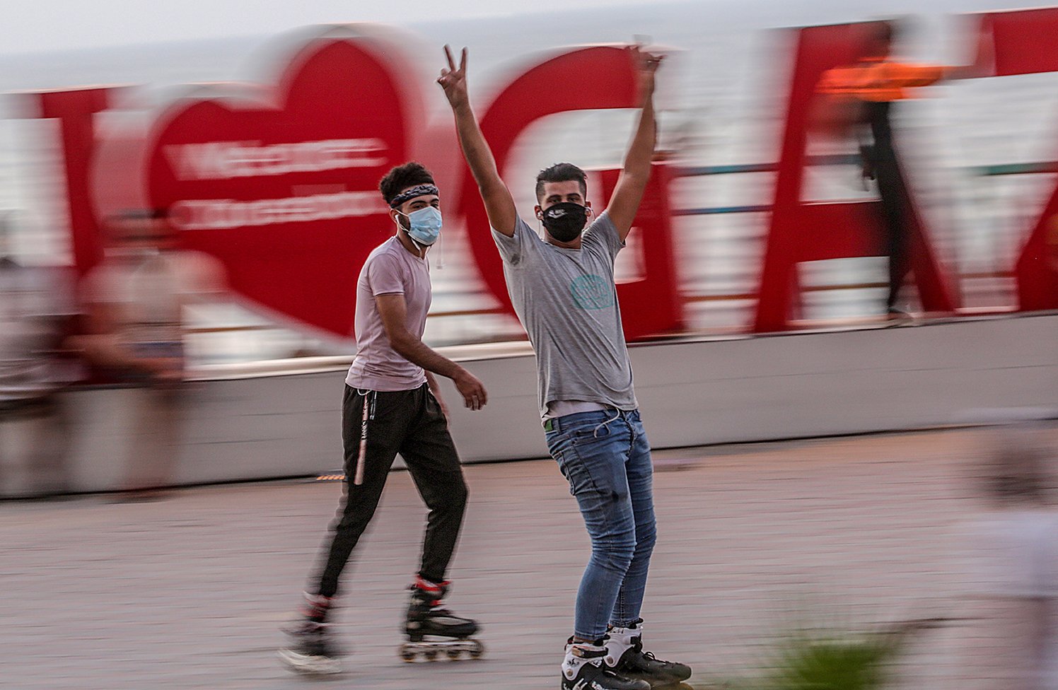 Dos patinadores usando máscaras.