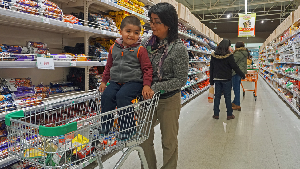 Chilenos en supermercado