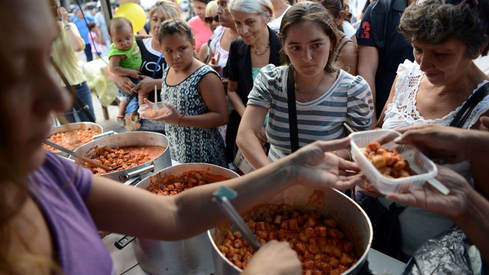 Los ñoquis son unos de los platos principales en Argentina. Tanto que lo daban en las protestas por los despidos de los supuestos "ñoquis", o empleados públicos fantasma. Los ñoquis son unos de los platos principales en Argentina. Tanto que lo daban en las protestas por los despidos de los supuestos "ñoquis", o empleados públicos fantasma.