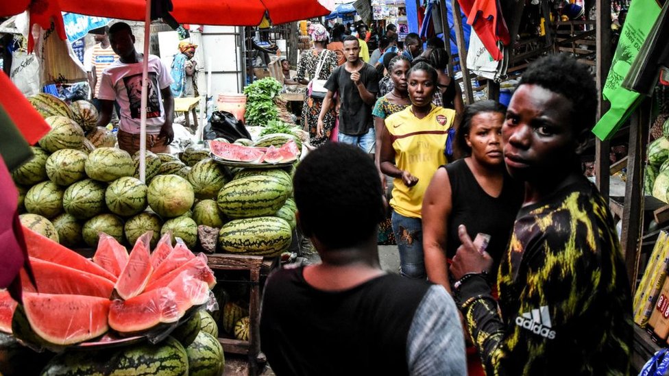 Люди ходят по рынку, не соблюдая правил социального дистанцирования, несмотря на подтвержденные случаи коронавируса Covid-19 в Дар-эс-Саламе, Танзания, 15 апреля 2020 г.