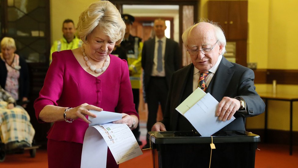 Президент Ирландии Майкл Д. Хиггинс и жена Сабина голосуют на выборах 2019 года