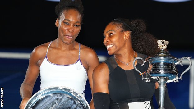 Venus Vilijams i Serena Vilijams poziraju sa svojim trofejima na Australijan openu posle finala 2017.