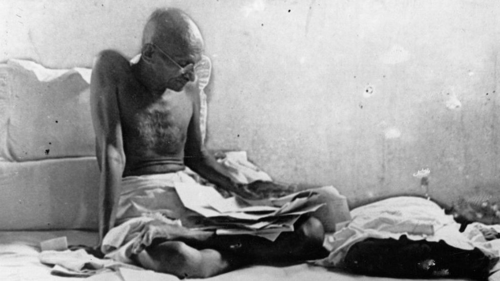 甘地從監獄釋放後，繼續禁食抗議。