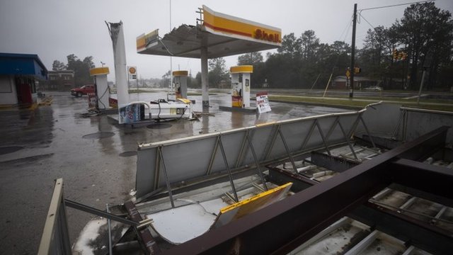 Gasolinera destrozada por los vientos de Florence en Wilmington, Carolina del Norte.