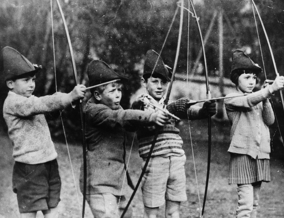 Prens Philip eğitimine Fransa St-Cloud'daki MacJannet Amerikan okulunda başladı. Prens Philip (soldan ikinci) bu fotoğrafta okul arkadaşlarıyla görülüyor.