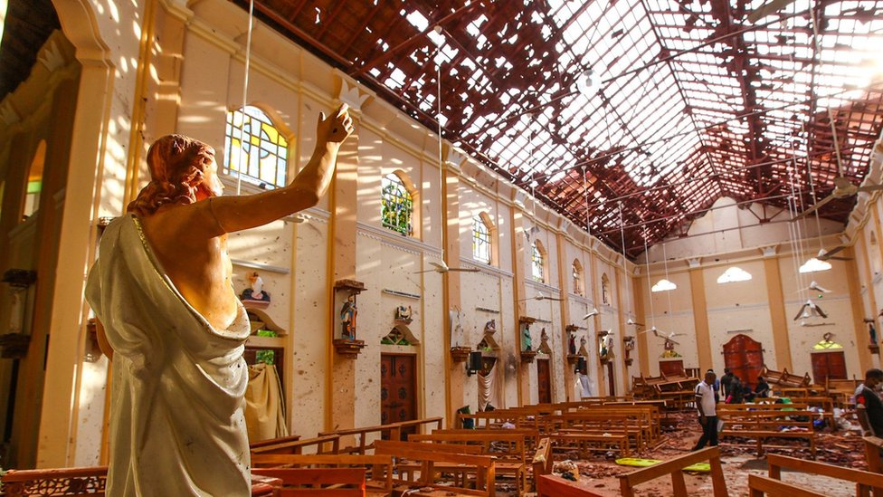 Должностные лица осматривают разрушенную церковь Святого Себастьяна после нескольких взрывов в церквях и отелях Шри-Ланки 21 апреля 2019 года в Негомбо, к северу от Коломбо, Шри-Ланка.