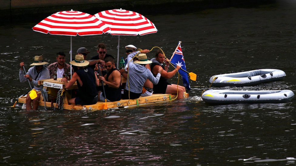 Группа людей плывет на самодельном плоту во время празднования Дня Австралии вдоль реки Ярра в Мельбурне, Австралия 26 января 2017 г.
