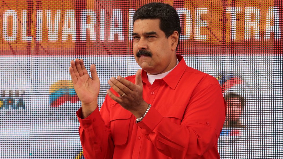 El mandatario también aseguró que "hoy mismo" resolverá el "impasse" entre la Fiscalía y el Tribunal Supremo de Justicia. Nicolás Maduro aplaudiendo