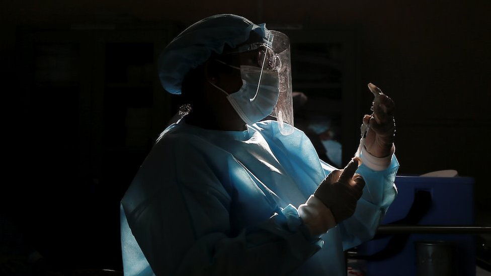 Un trabajador de la salud extrae una dosis de la vacuna Sinopharm COVID-19 de China mientras la gente espera recibir sus inyecciones en Colombo, Sri Lanka, el 8 de mayo de 2021.