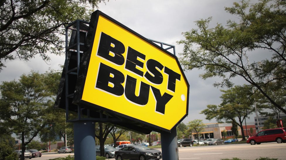La multinacional Best Buy tiene un programa para intercambiar viejos aparatos electrónicos por vouchers. Best Buy