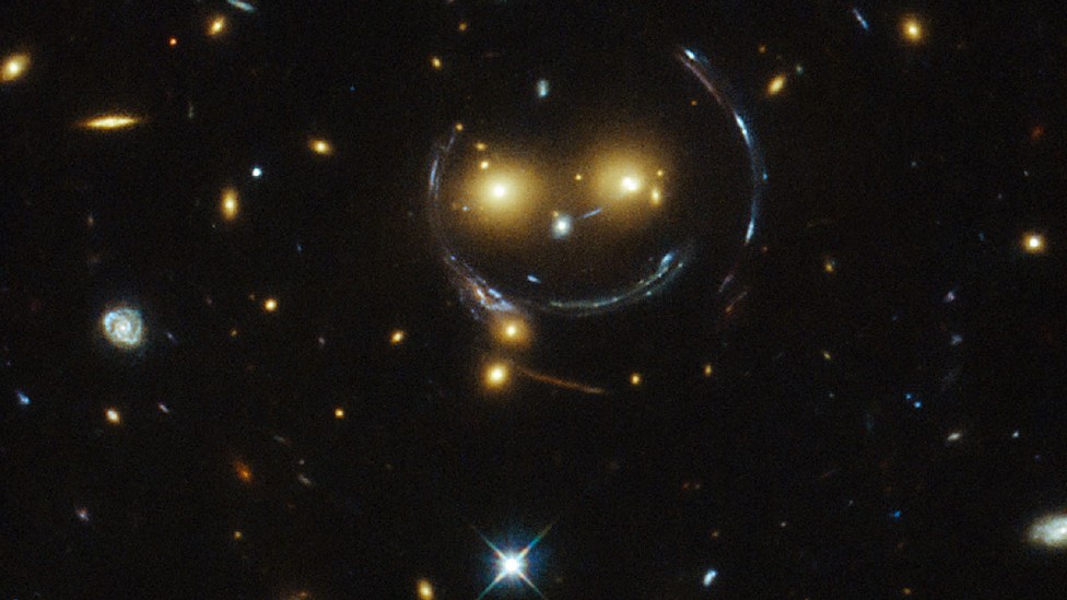 O aglomerado SDSS J1038+4849, em imagem captada pelo Hubble