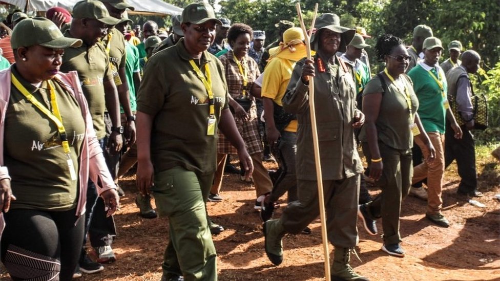 Президент Йовери Мусевени (впереди 3-е место) идет в первый день 6-дневного похода