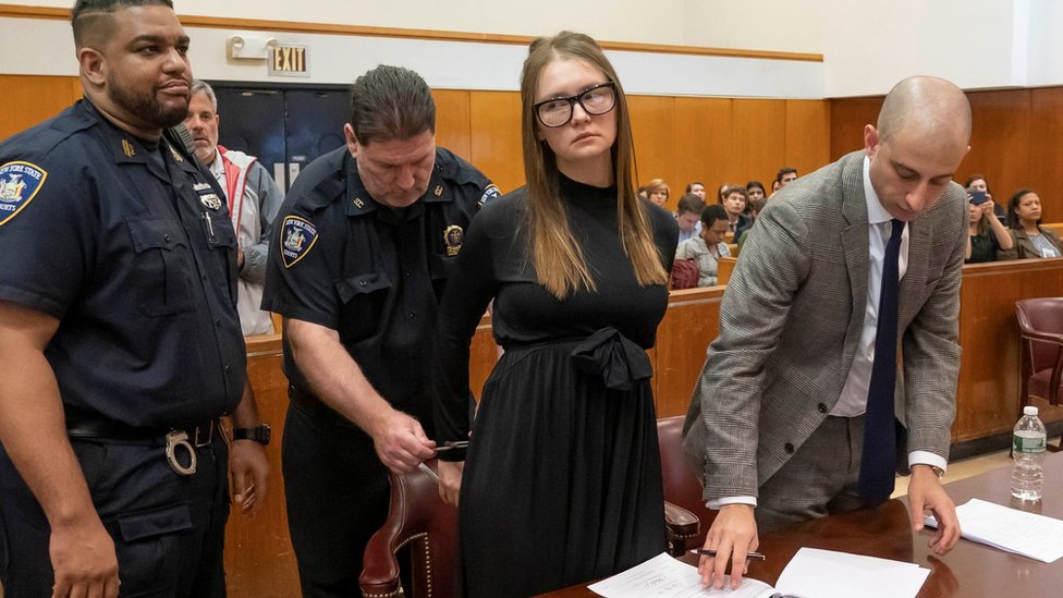 Анна Сорокина, которую жюри Нью-Йорка осудило в прошлом месяце за мошенничество с банками и людьми на сумму более 200 000 долларов, реагирует на приговор в Верховном суде штата Манхэттен, Нью-Йорк, США, 9 мая 2019 г.