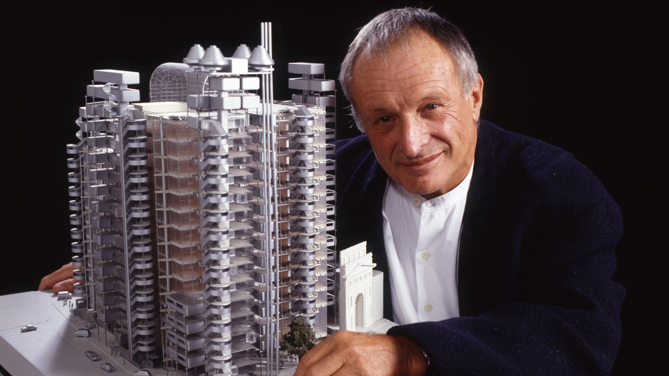 Richard Rogers con un modelo del edificio Lloyds en 1995