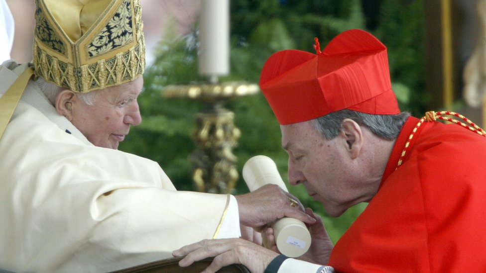 NO USAR / BBC George Pell besa el anillo del papa Juan Pablo II, durante una ceremonia en la Plaza de San Pedro, en el Vaticano, en 2003