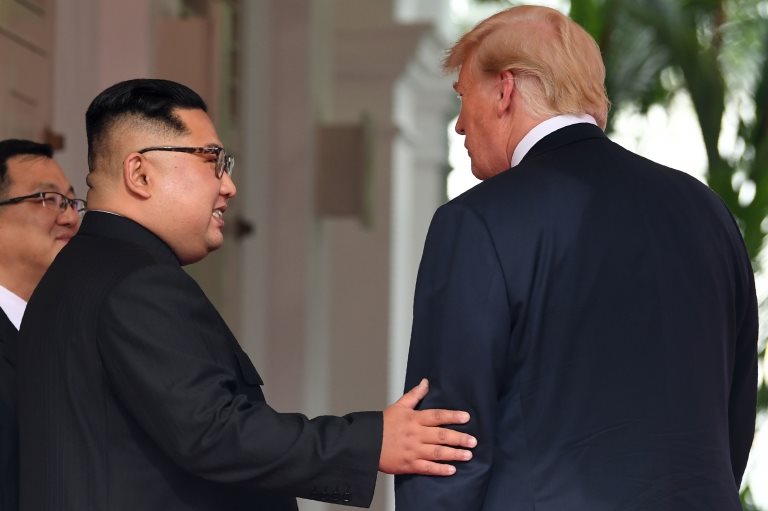 La reunión se celebra luego de varias semanas de negociaciones por un diálogo bilateral. Kim Jong-un y Donald Trump
